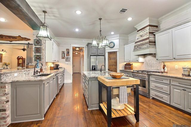 8042 Superior Dr, Denham Springs, LA 70726