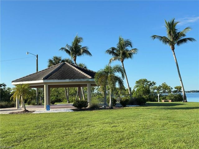 2431 N Westwood DR, North Fort Myers, FL 33917