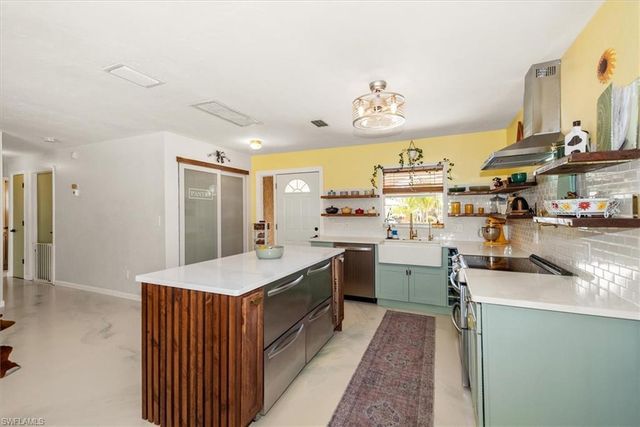 2431 N Westwood DR, North Fort Myers, FL 33917