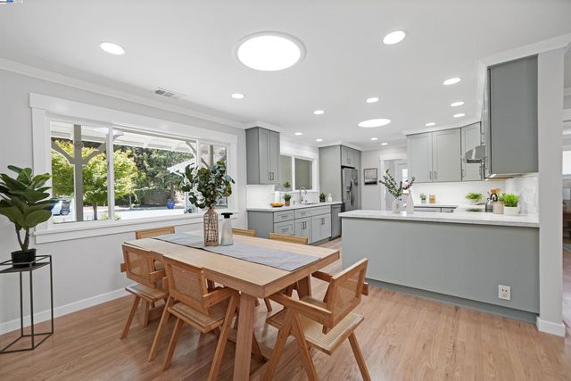 1054 Redstone Pl, Hayward, CA 94542