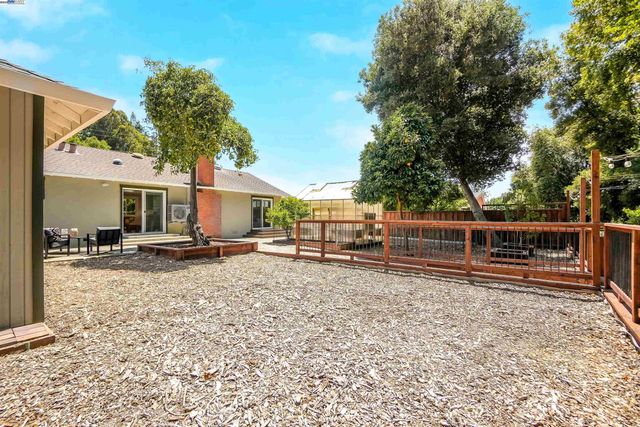 1054 Redstone Pl, Hayward, CA 94542
