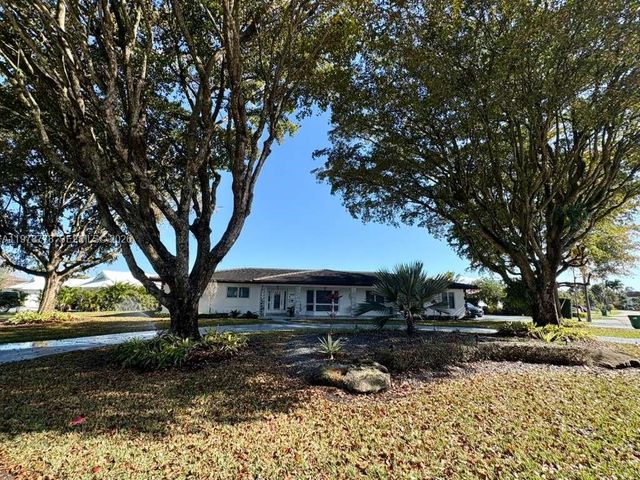 6890 Winged Foot Dr, Hialeah, FL 33015