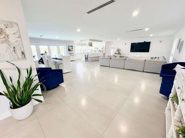 6890 Winged Foot Dr, Hialeah, FL 33015