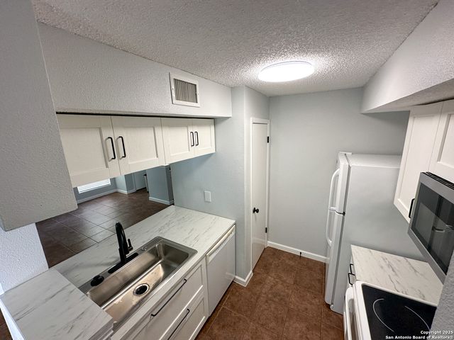 11311 Sir Winston St Apt 607, San Antonio, TX 78216