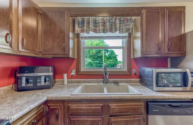 466 Ridgecrest Road, Jonesborough, TN 37659