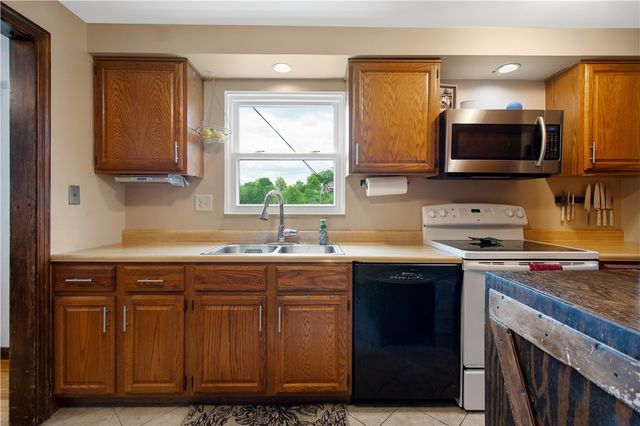 142 Senate Dr, Pleasant Hills, PA 15236
