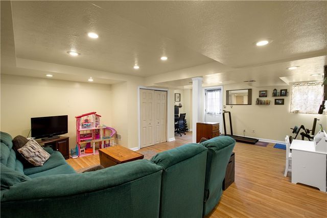 142 Senate Dr, Pleasant Hills, PA 15236