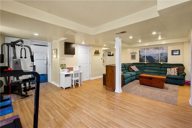 142 Senate Dr, Pleasant Hills, PA 15236