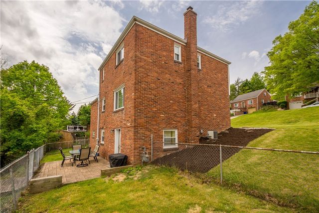 142 Senate Dr, Pleasant Hills, PA 15236