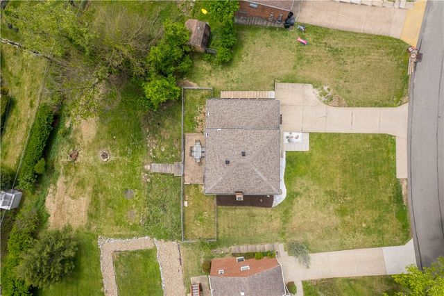 142 Senate Dr, Pleasant Hills, PA 15236