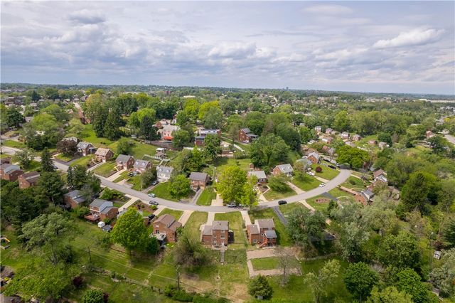142 Senate Dr, Pleasant Hills, PA 15236