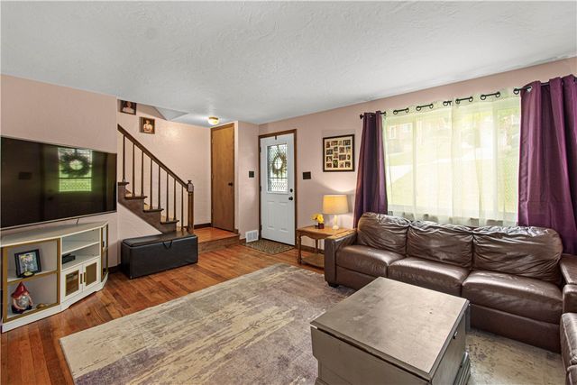 142 Senate Dr, Pleasant Hills, PA 15236