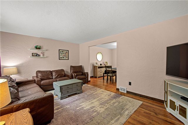 142 Senate Dr, Pleasant Hills, PA 15236