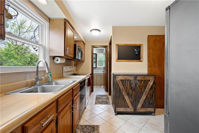 142 Senate Dr, Pleasant Hills, PA 15236