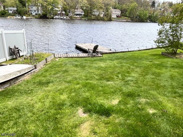 32 W Lakeview Trl, Jefferson Twp., NJ 07885