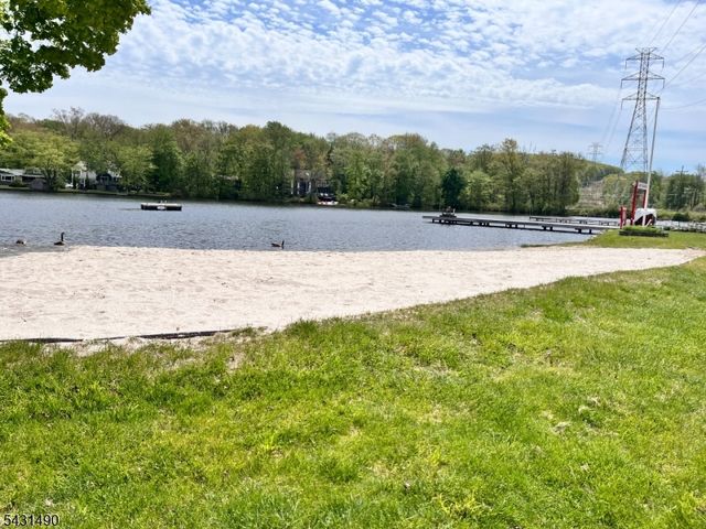 32 W Lakeview Trl, Jefferson Twp., NJ 07885