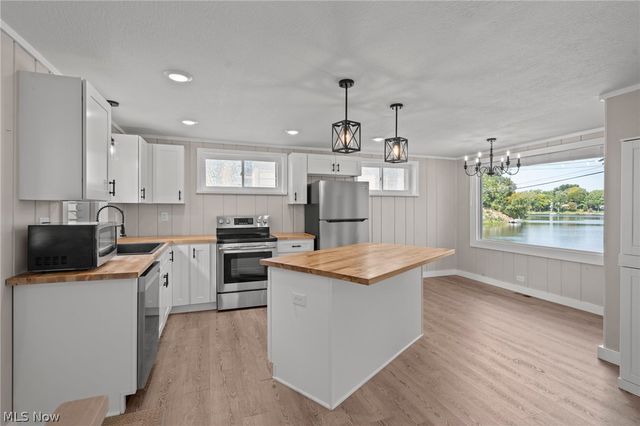 158 Oak Drive NW, North Canton, OH 44720