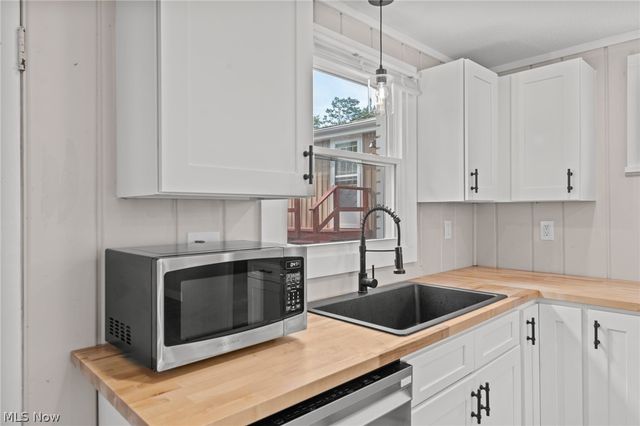 158 Oak Drive NW, North Canton, OH 44720