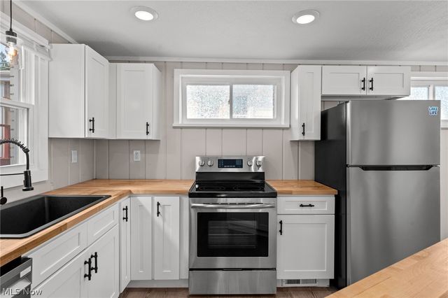 158 Oak Drive NW, North Canton, OH 44720