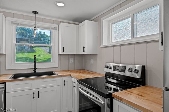 158 Oak Drive NW, North Canton, OH 44720
