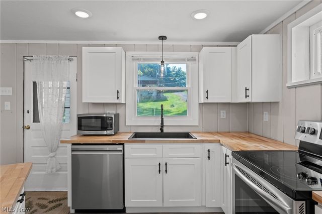 158 Oak Drive NW, North Canton, OH 44720