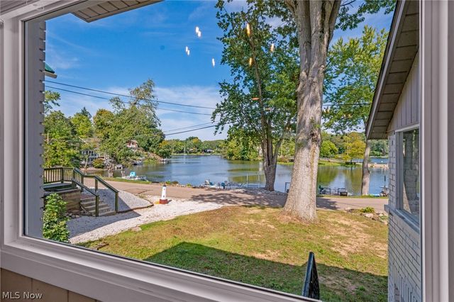 158 Oak Drive NW, North Canton, OH 44720