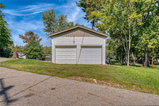 158 Oak Drive NW, North Canton, OH 44720