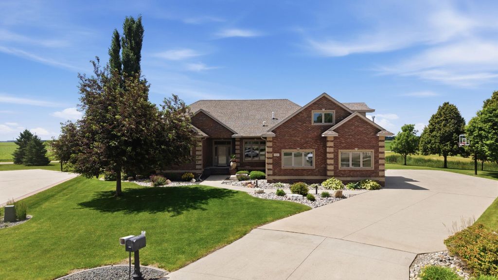 4847 2nd Street SW, Moorhead, MN 56560