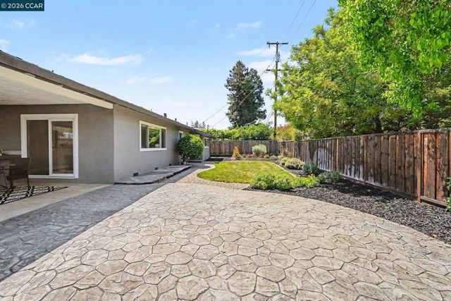 1543 American Beauty Dr, Concord, CA 94521