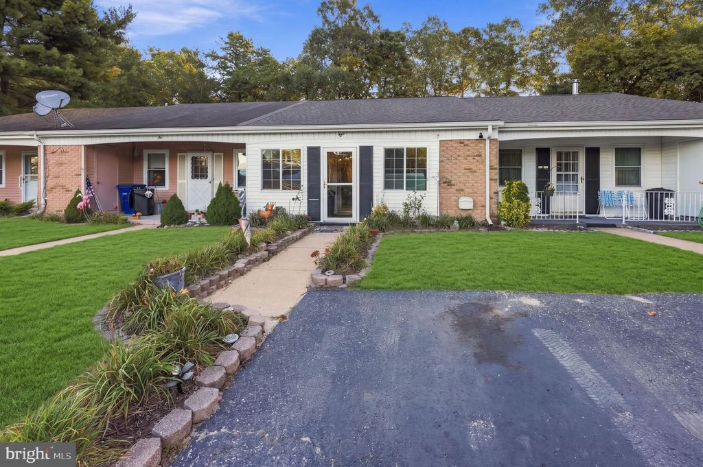 8 KINGSTON WAY, SOUTHAMPTON, NJ 08088 — exterior