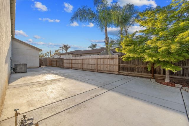 2192 N Weyrich Court, Tulare, CA 93274