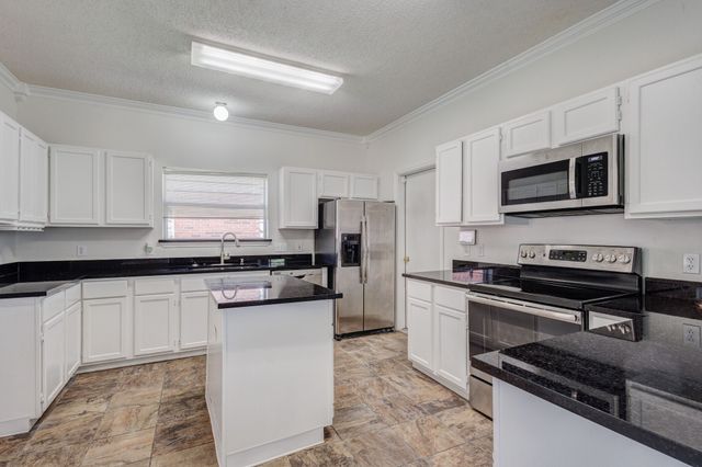 811 Valleycreek Road, Mesquite, TX 75181