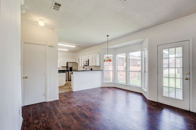 811 Valleycreek Road, Mesquite, TX 75181