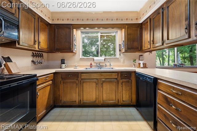 9460 Deer Park Court, Fenton, MI 48430
