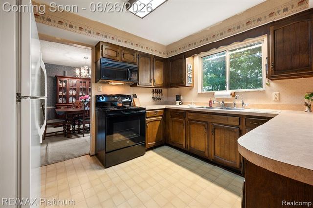9460 Deer Park Court, Fenton, MI 48430