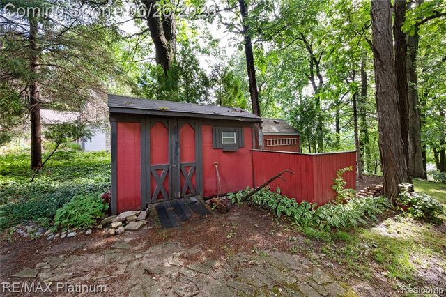 9460 Deer Park Court, Fenton, MI 48430