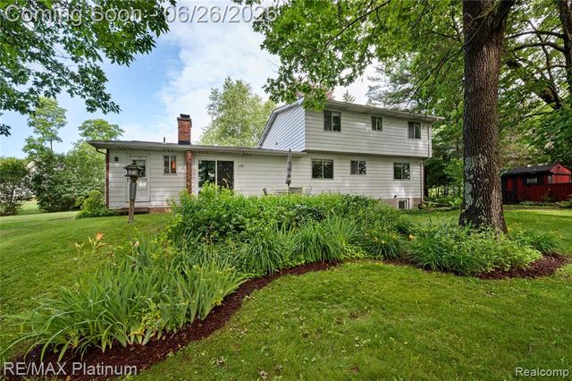 9460 Deer Park Court, Fenton, MI 48430