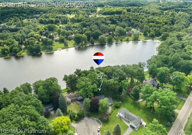9460 Deer Park Court, Fenton, MI 48430