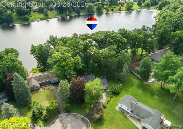9460 Deer Park Court, Fenton, MI 48430
