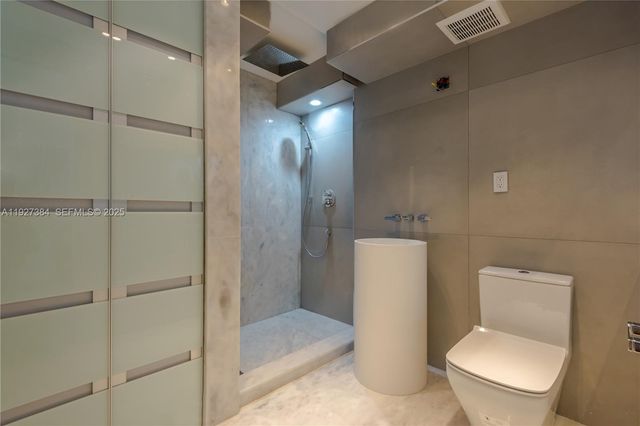 6423 Collins Ave 304, Miami Beach, FL 33141