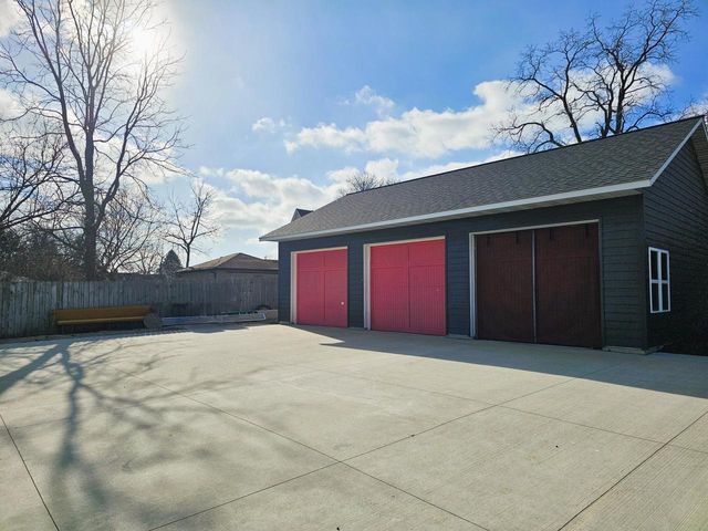 4464 S Whitnall AVENUE, Saint Francis, WI 53235