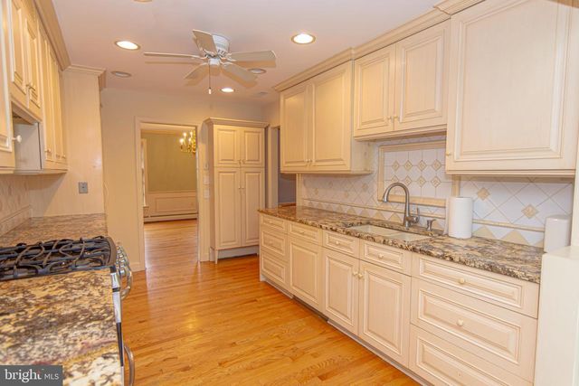 21 WOODS END DR, Doylestown, PA 18902