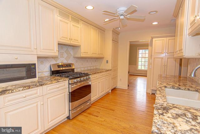 21 WOODS END DR, Doylestown, PA 18902