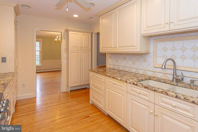 21 WOODS END DR, Doylestown, PA 18902