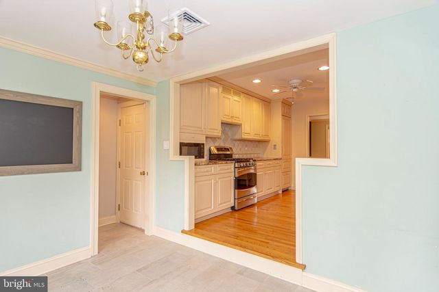 21 WOODS END DR, Doylestown, PA 18902