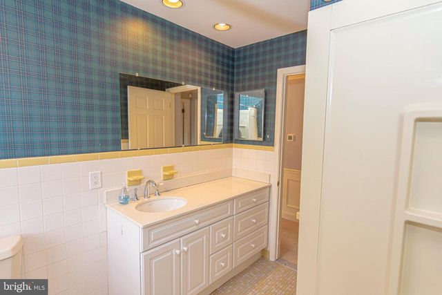 21 WOODS END DR, Doylestown, PA 18902