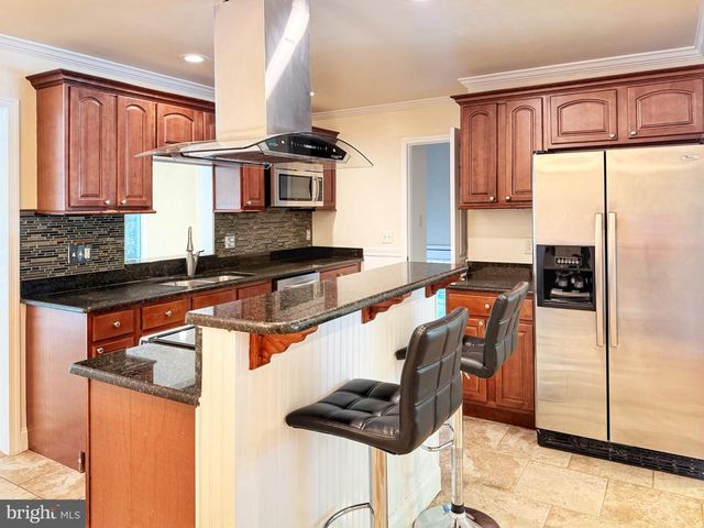 100 JAMES DR SW, Vienna, VA 22180