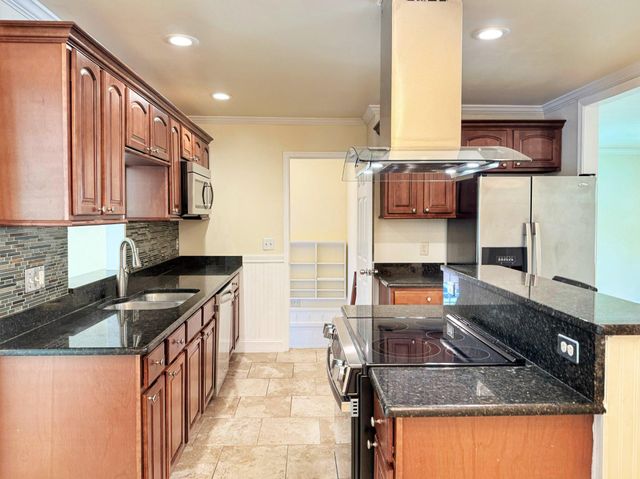 100 JAMES DR SW, Vienna, VA 22180