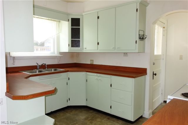 34 E Rosewood Avenue, Akron, OH 44301