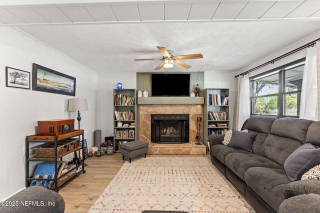 1618 HAMMOND Boulevard, Jacksonville, FL 32221